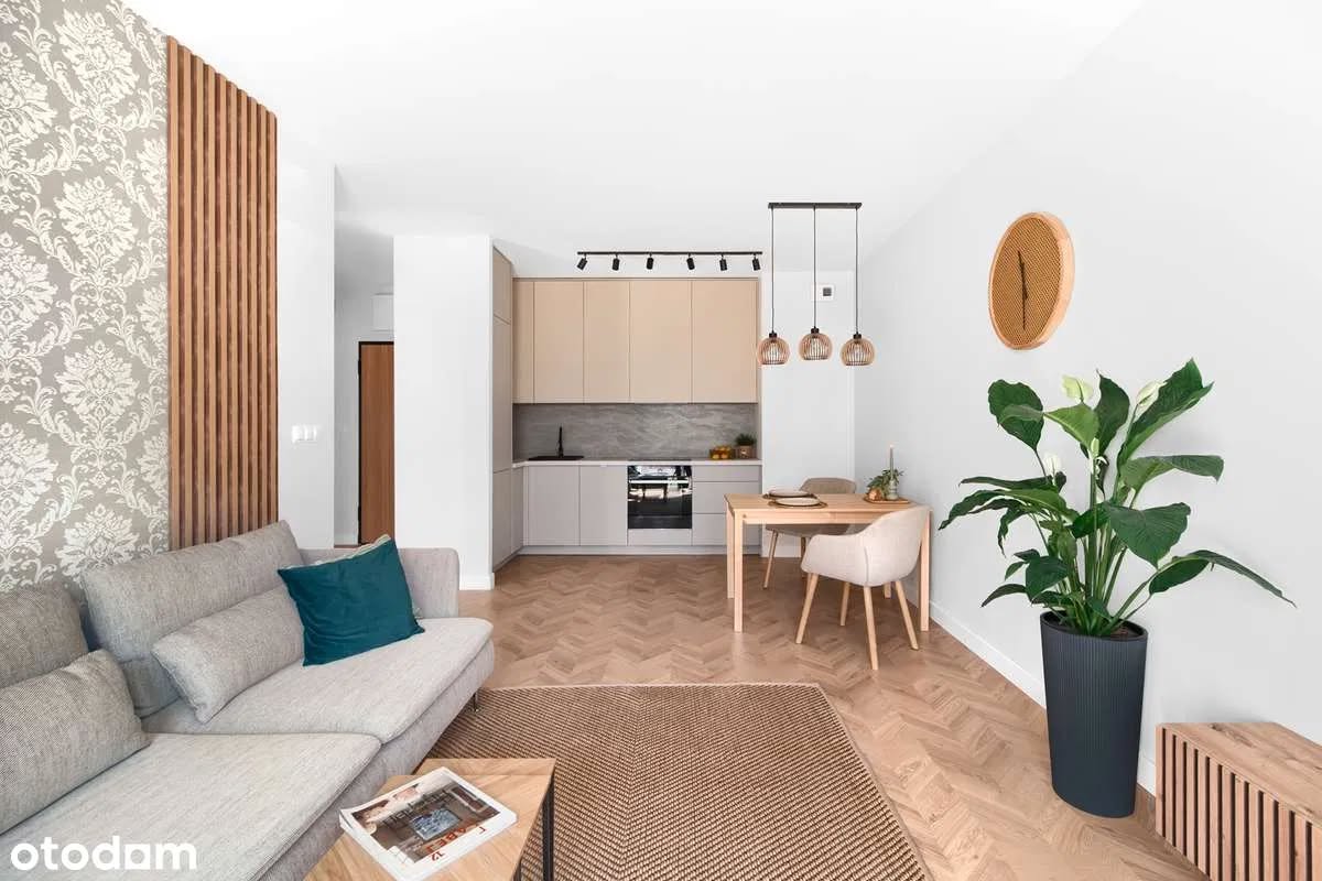 Jasny salon z drewnianą podłogą i naturalnymi dodatkami